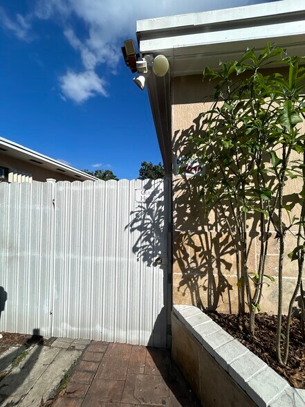 Building Photo - 927 SW 71st Ct