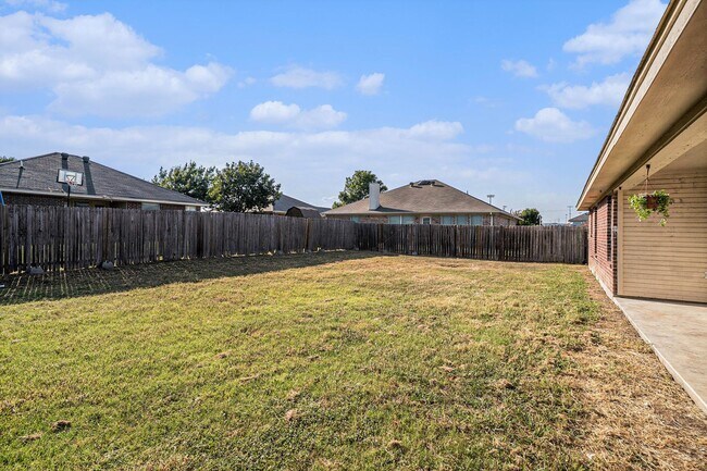 Building Photo - Welcome to this charming 3-bedroom, 2-bath...