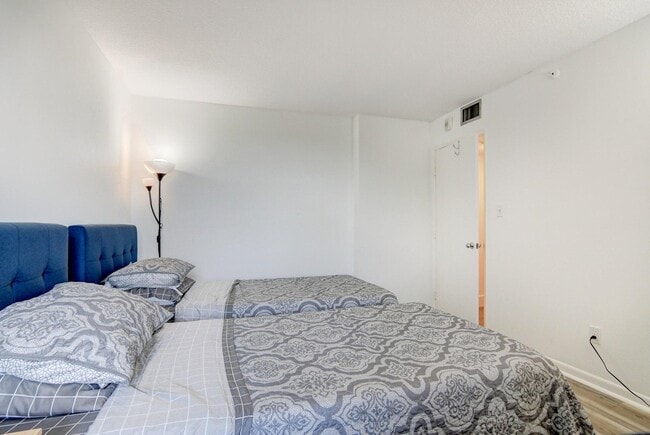 Building Photo - 1915 Lavers Cir