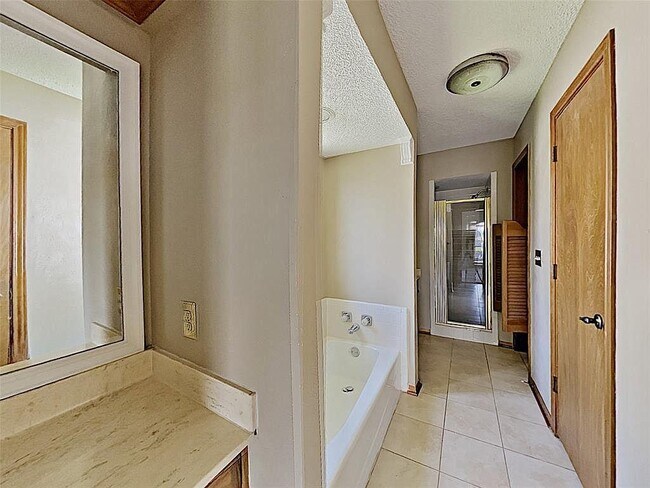 Building Photo - 1601 E Spring Valley Rd