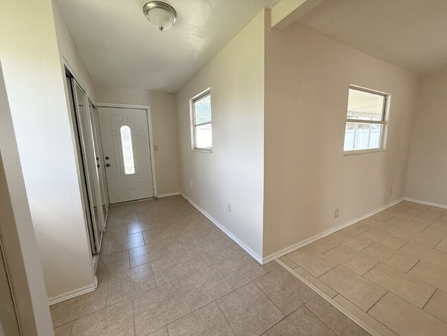 Building Photo - "Charming 2-Bedroom, 2-Bath Oasis with 1400 Sq Ft of Comfort in Port Richey!"