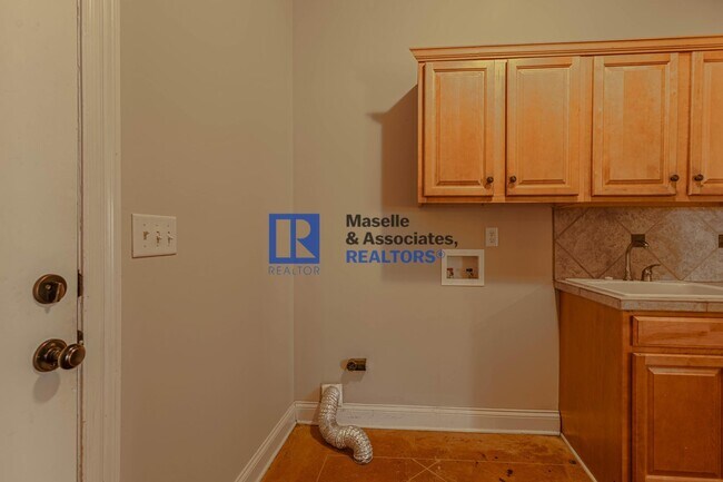 Building Photo - Beautiful 3 bedroom, 2 bathroom house in B...