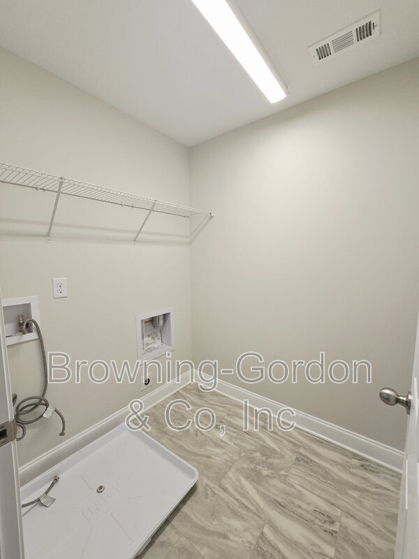 Building Photo - 554 Oakvale Ln
