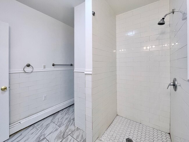 Building Photo - 389 Monmouth St
