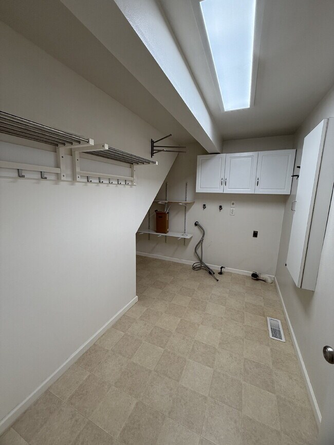 Building Photo - Spacious 4-Bedroom Retreat in Renton Available!