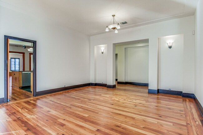 Building Photo - LUXURY 4-BEDROOM IN ALAMO HEIGHTS