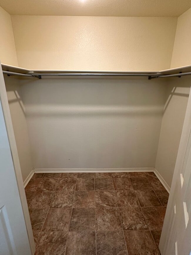 Building Photo - Nice 3 bedroom, 2 bath brick duplex