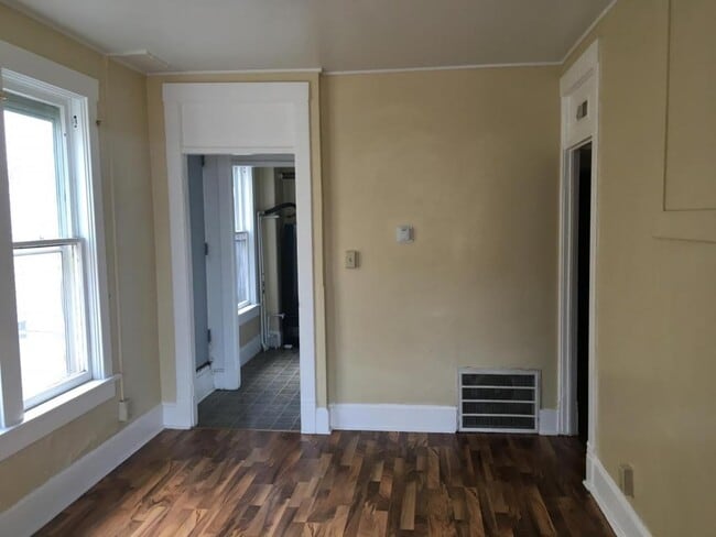 Building Photo - 204 1/2 Cedar St