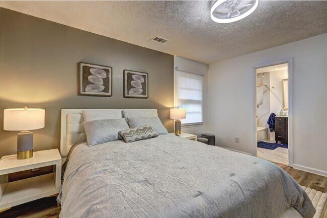 Building Photo - 457 Castleaire Dr SW