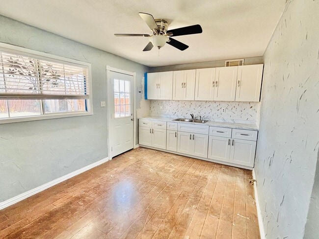 Building Photo - Charming 2 Bedroom, 1 Bath Home with Spacious Yard!