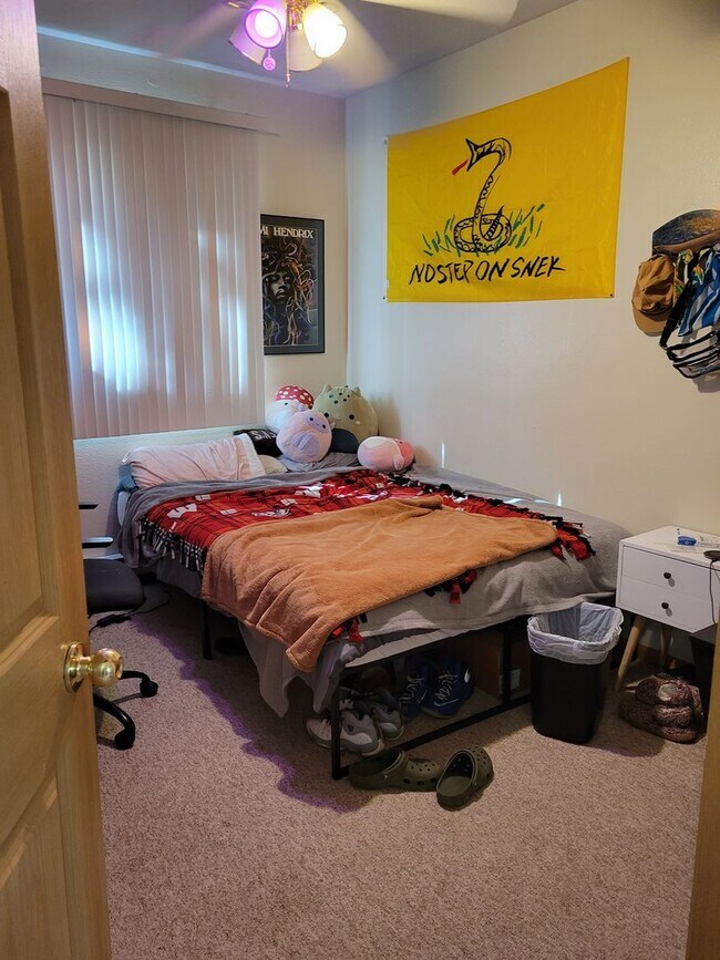 Building Photo - 5 Bedroom Duplex Unit