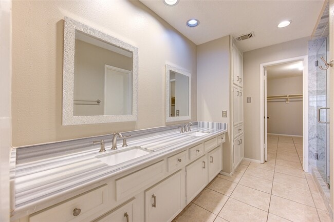 Building Photo - 11830 Oak Meadow Dr