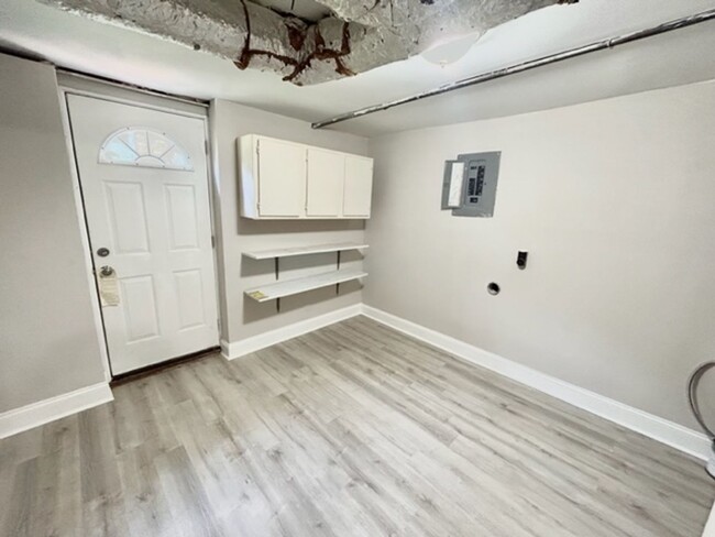 Building Photo - THREE BEDROOM/TWO BATH SPACIOUS HOME - CON...