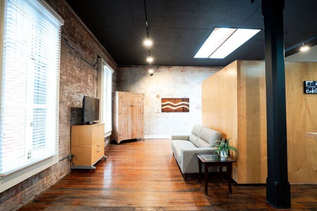 Building Photo - 422 1st St