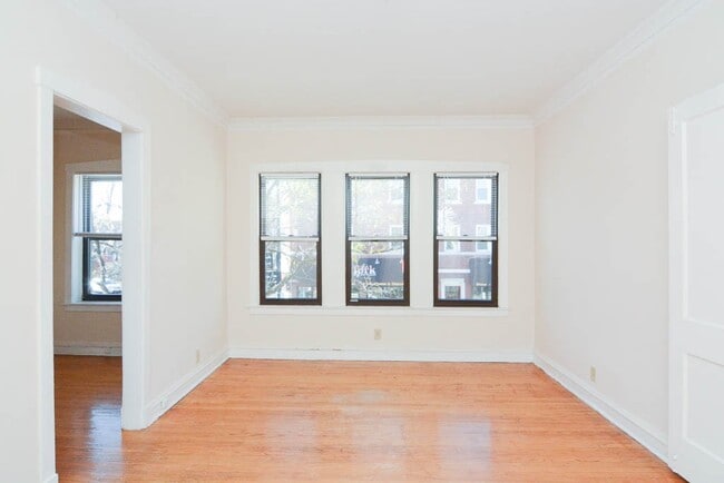 Building Photo - 2226 W Wilson Ave