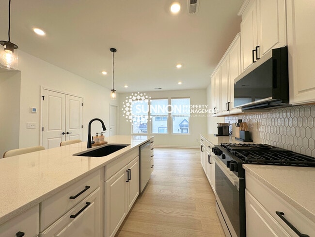 Building Photo - New 3 Bed Townhome in Mineral Springs