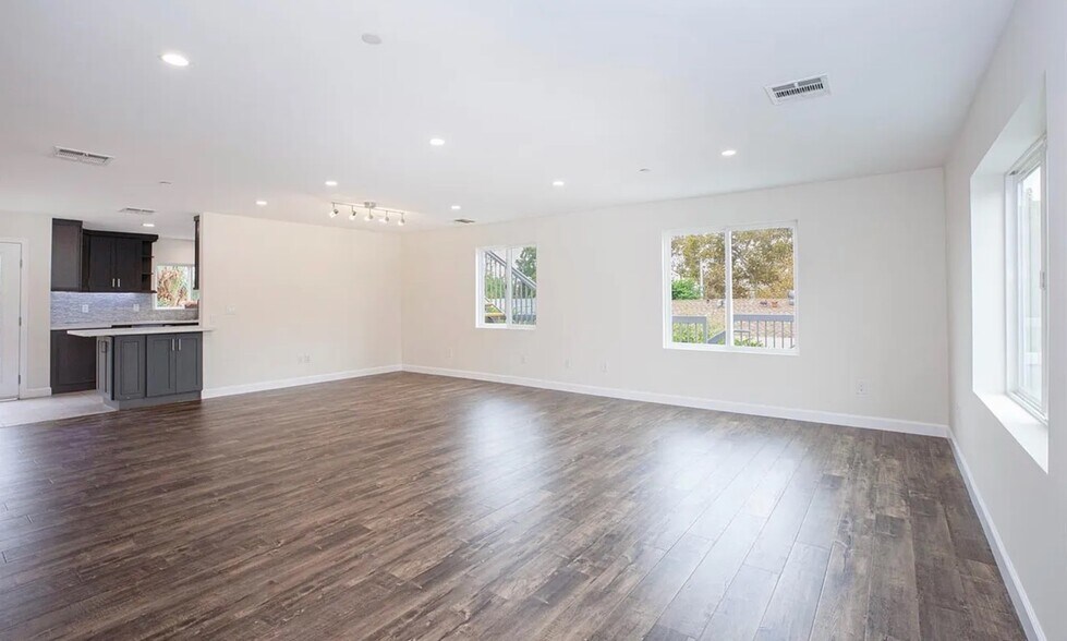 Building Photo - 242 W Linden Ave