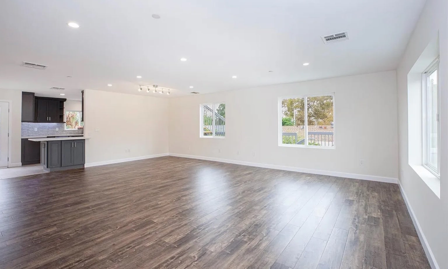 Building Photo - 242 W Linden Ave