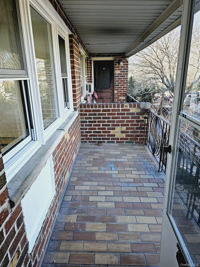 Building Photo - 1250 E 70th St