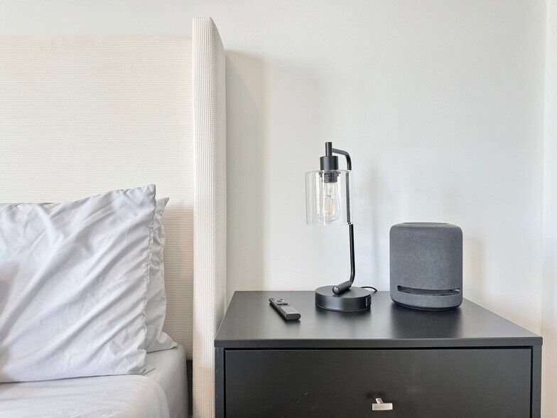 Building Photo - 525 Parkway Dr NE