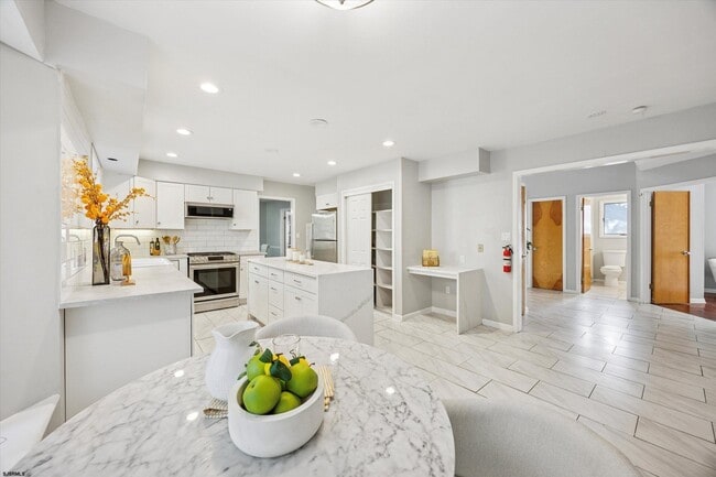 Building Photo - 2 Woodstock Dr