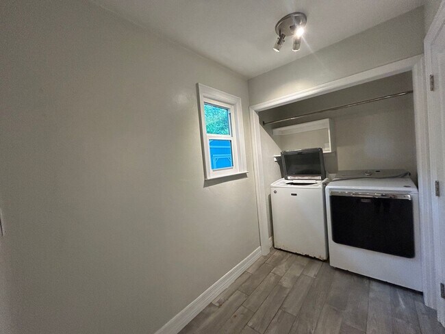 Building Photo - Dream home awaits: stunningly updated 3 be...