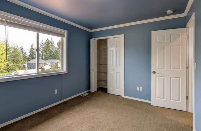 Building Photo - 11625 Center Rd