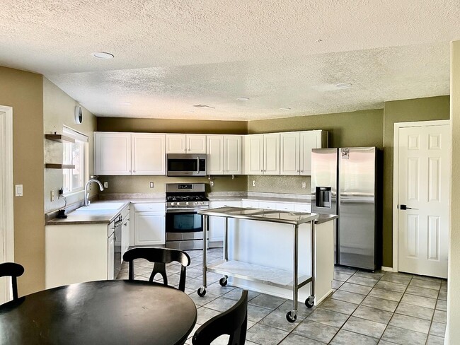 Building Photo - 12408 Mangas Trail NE