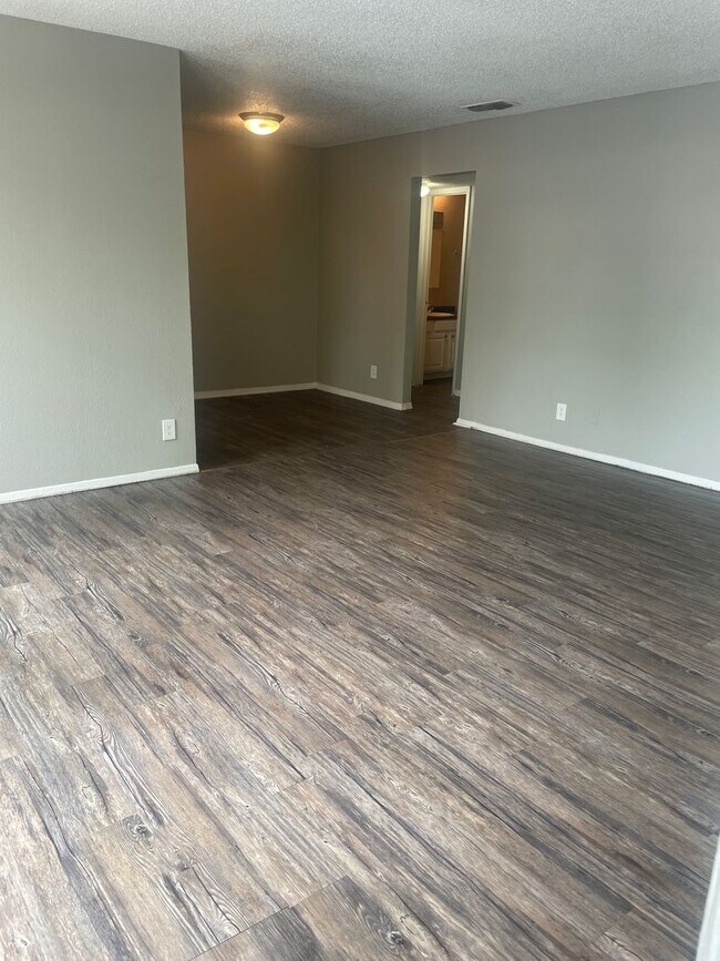 Building Photo - 2411 E 55th Pl