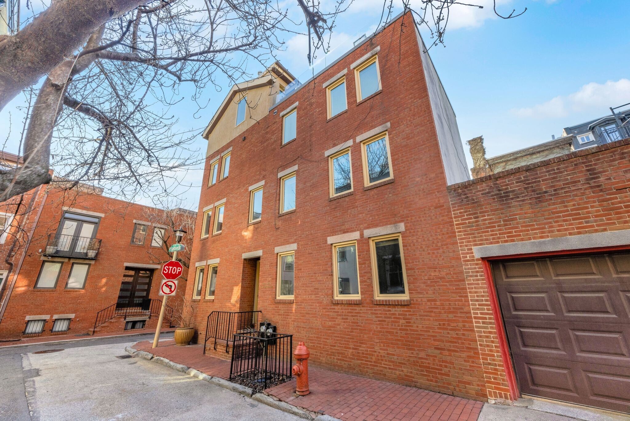 Building Photo - 220 S Sartain St