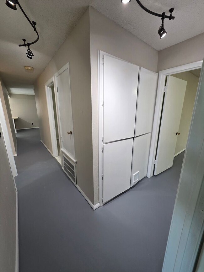 Building Photo - Large 3 bedroom in Bethany