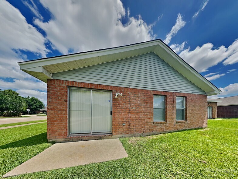 Building Photo - 3263 Jorns St
