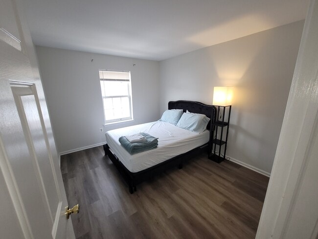 Building Photo - 2104 Harrison Ct