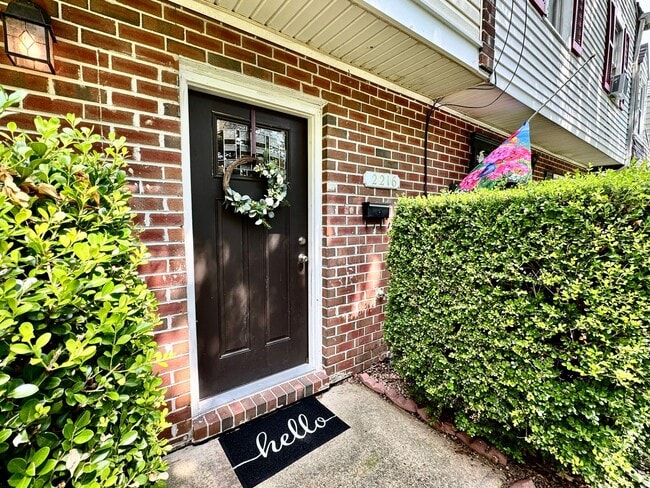 Building Photo - Great Neck Townhome Available NOW! Neutral...