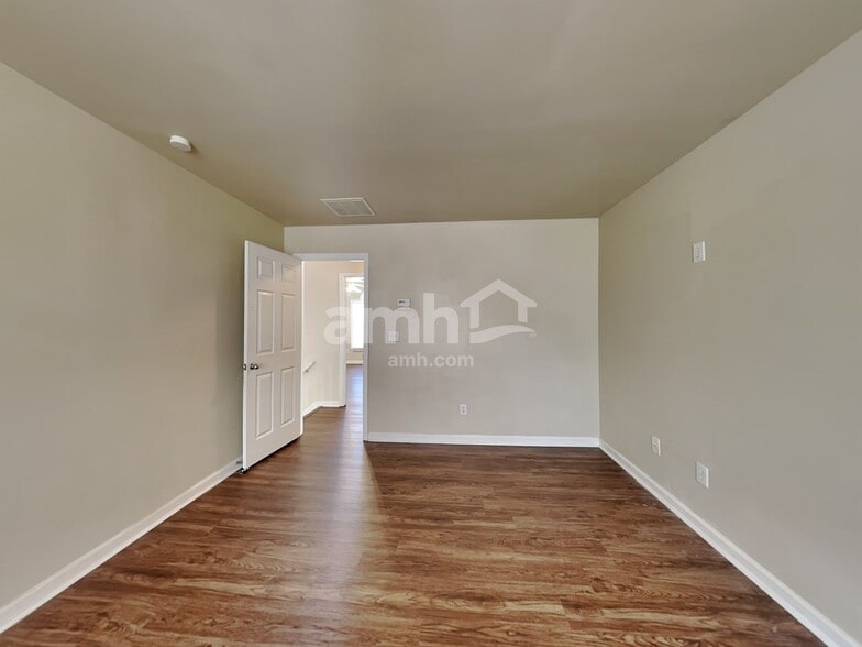 Building Photo - 5609 Grammercy Dr SW