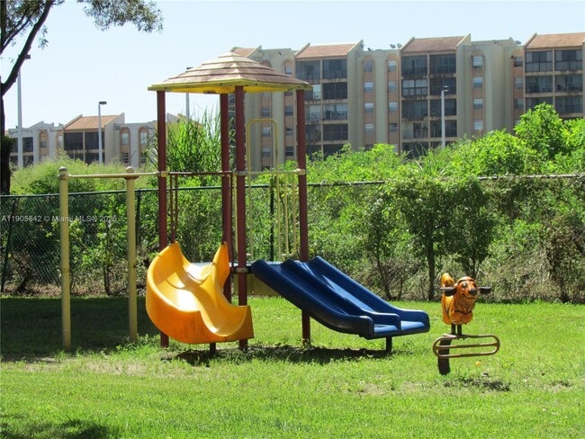 Building Photo - 9360 Fontainebleau Blvd