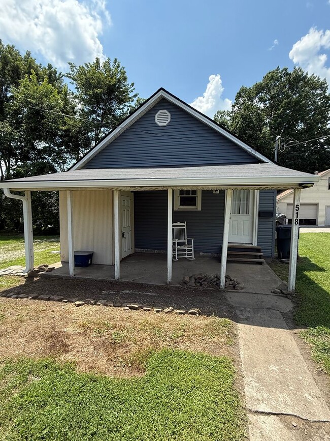 Building Photo - Cozy  Home