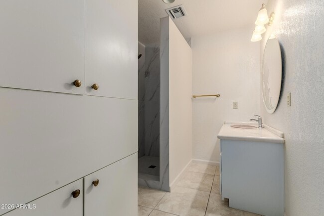 Building Photo - 6140 E Peak View Rd