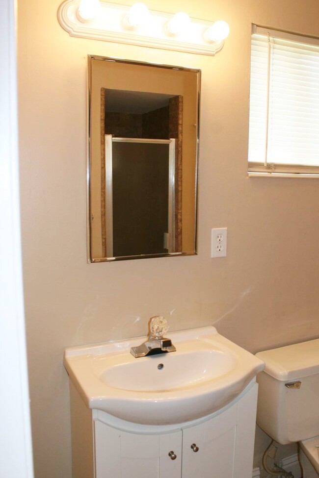 Building Photo - Remodeled 3 Bedroom Home in Northeast Bake...