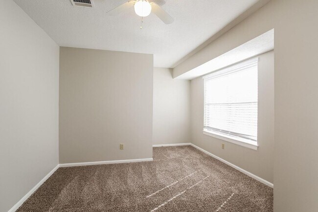 Building Photo - 30 Sylvan Forest Dr