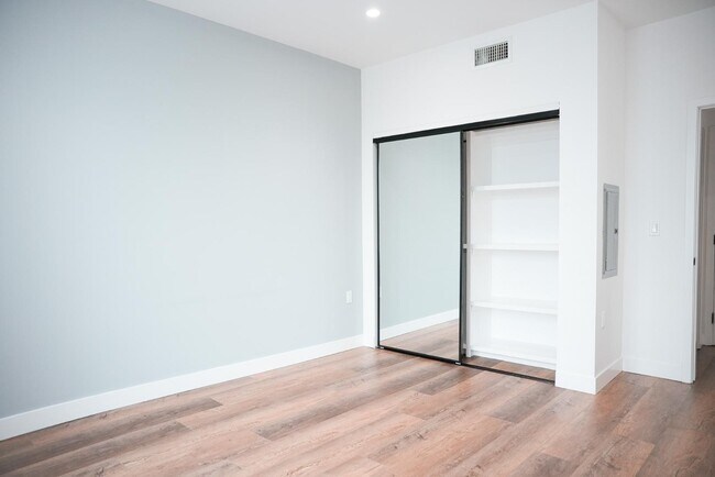 Building Photo - 8940 Reseda Blvd