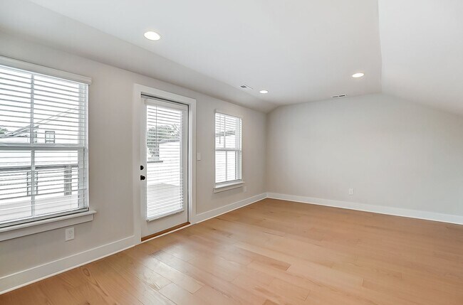 Building Photo - NEW TOWNHOME W/ ROOFTOP TERRACE @ 5West Te...