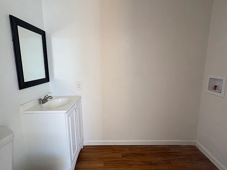 Building Photo - 5880 S Del Moral Blvd