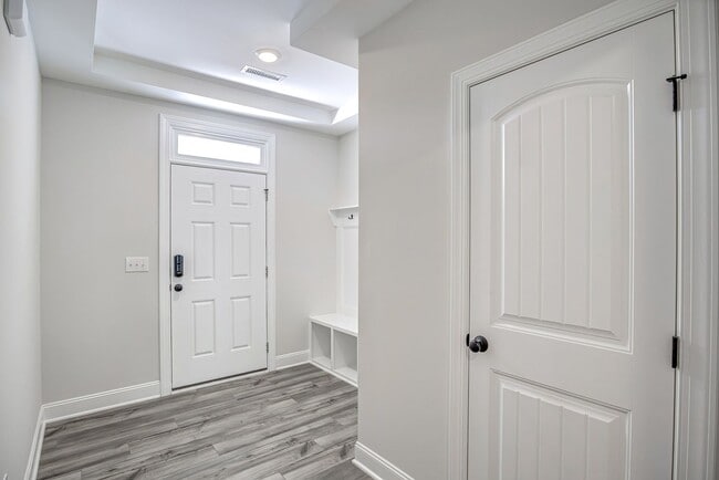 Building Photo - Updated Townhome with 1 Car Garage - close to Southpoint!