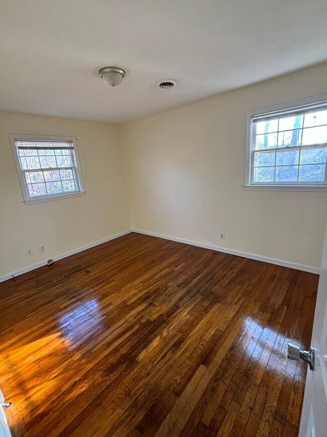 Building Photo - Charming 3 Bed, 1 Bath Home | Available July 16