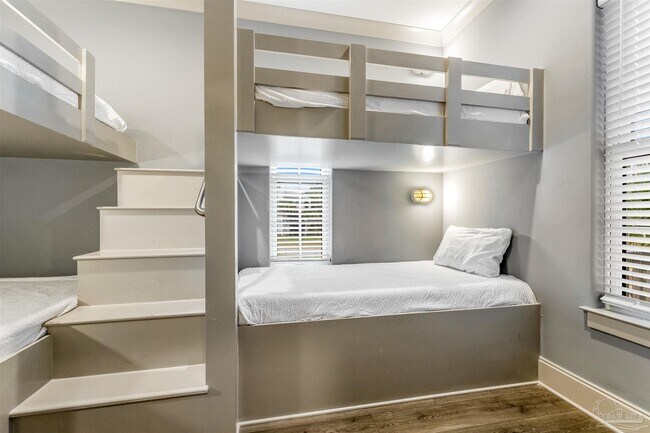 Building Photo - 70 Marthas Ln