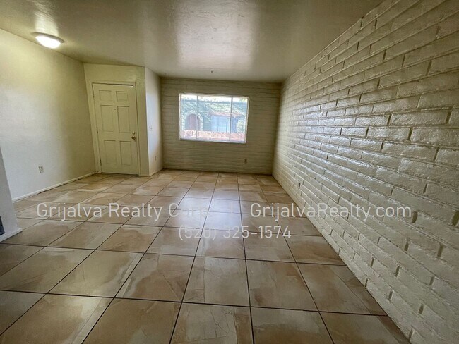 Building Photo - 2614 N Winstel Blvd