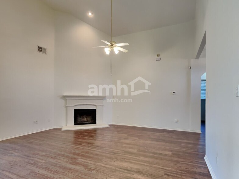 Building Photo - 10613 Big Oak Dr