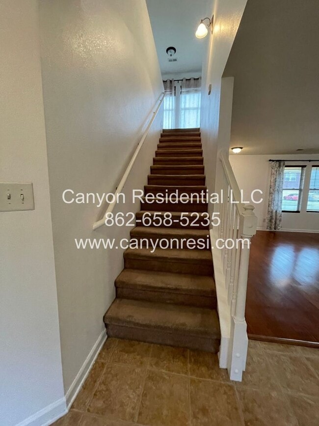 Building Photo - Great Location the spacious 3BR 3BA won't last long!