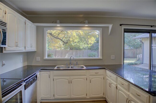 Building Photo - Beautiful Ranch-Style Rental in Marion Gardens!